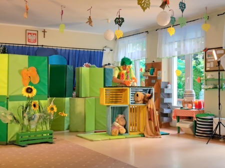 TEATRZYK ''ZAJĄCZEK BĄCZEK''