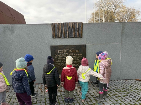 SPACER NA CMENTARZ MARYNARKI WOJENNEJ