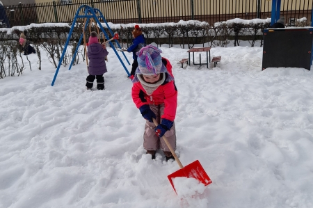 Odśnieżanie w przedszkolnym ogrodzie