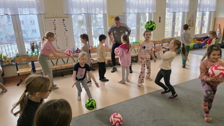 Zajęcia sportowe z p. Szymonem