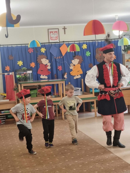 Koncert edukacyjny z polskimi tańcami narodowymi 